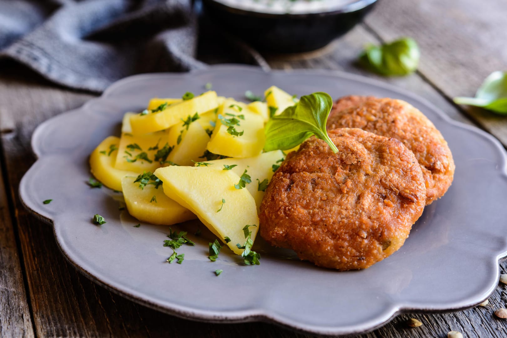 Linsenpuffer mit Kartoffeln: Linsenpuffer schmecken gut zu Kartoffeln und Joghurt-Dip.