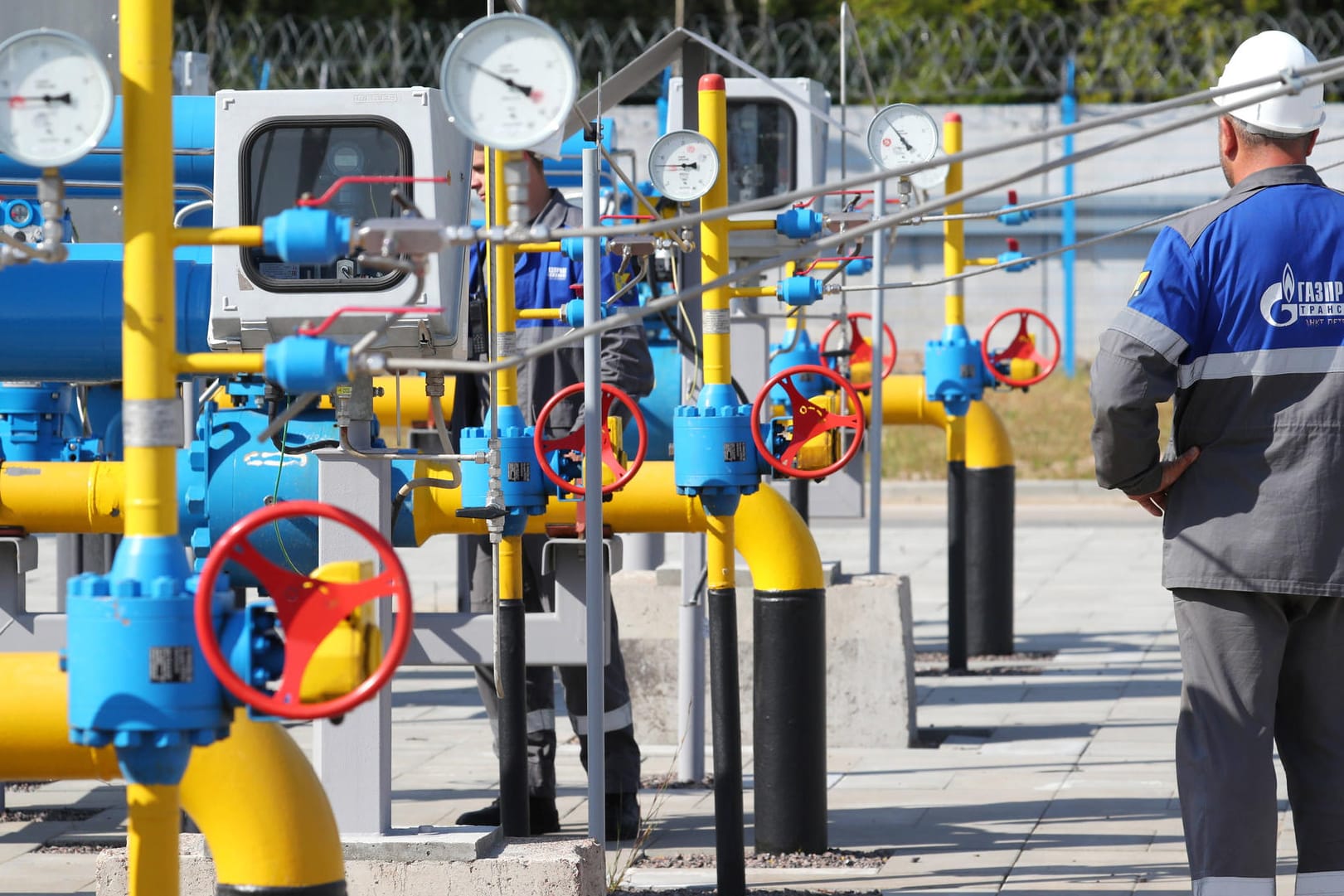 Mitarbeiter der inzwischen gestoppten Pipeline Nordstream 2 (Archivbild): Für deutsche Gasabnehmer dürfte sich nach der Zahlungsumstellung wenig ändern.