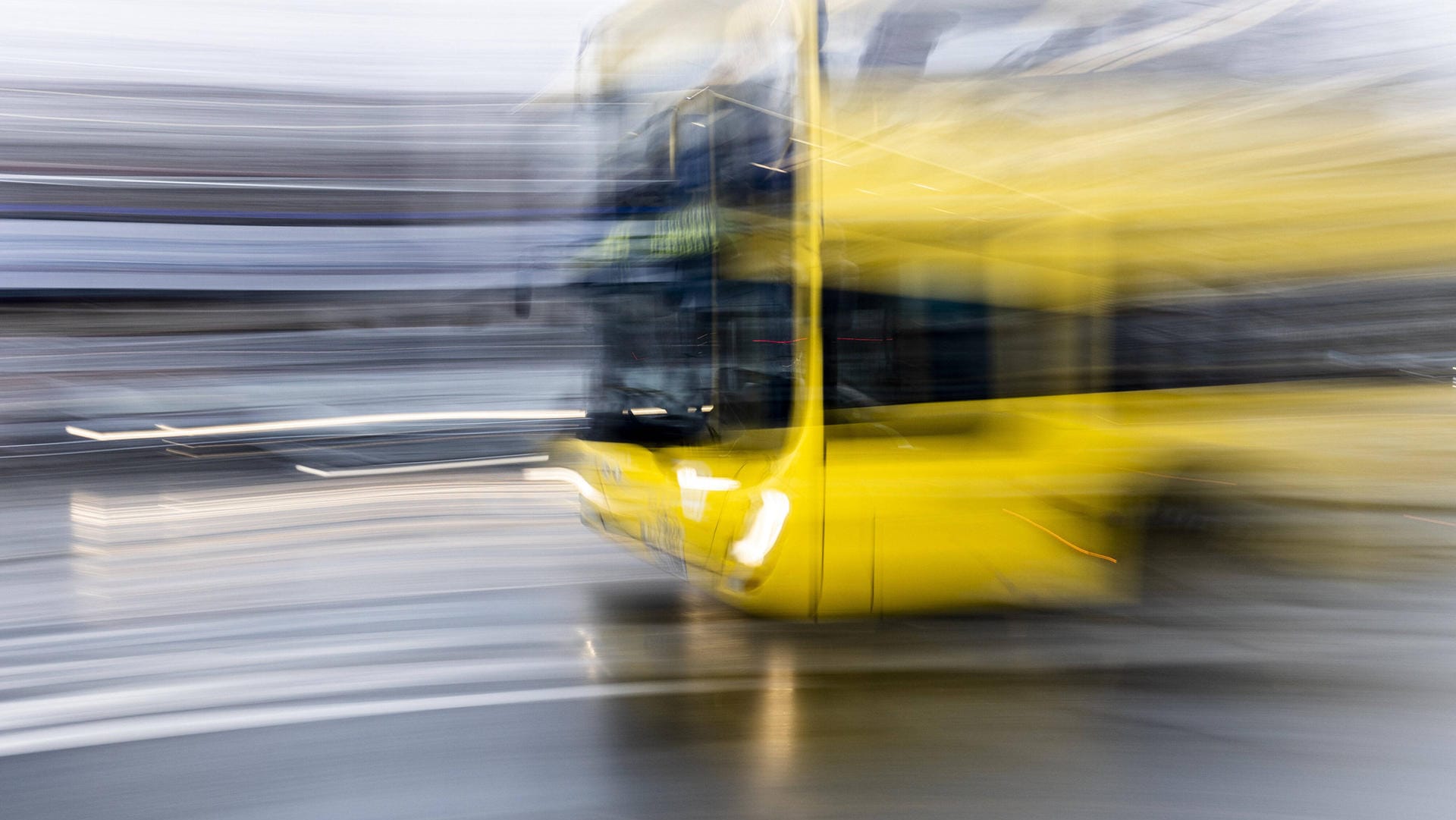 Ein Bus der Berliner Verkehrsgesellschaft (BVG) (Symbolfoto): In Kreuzberg wurde ein Bus während der Fahrt beschädigt. Ein Bus der Berliner Verkehrsgesellschaft (BVG) (Symbolfoto): In Kreuzberg wurde ein Bus während der Fahrt beschädigt.