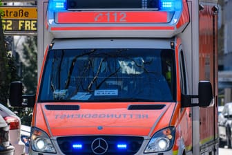 Ein Rettungswagen mit Blaulicht im Einsatz (Symbolbild): Die Sanitäter konnten die Frau nicht reanimieren.