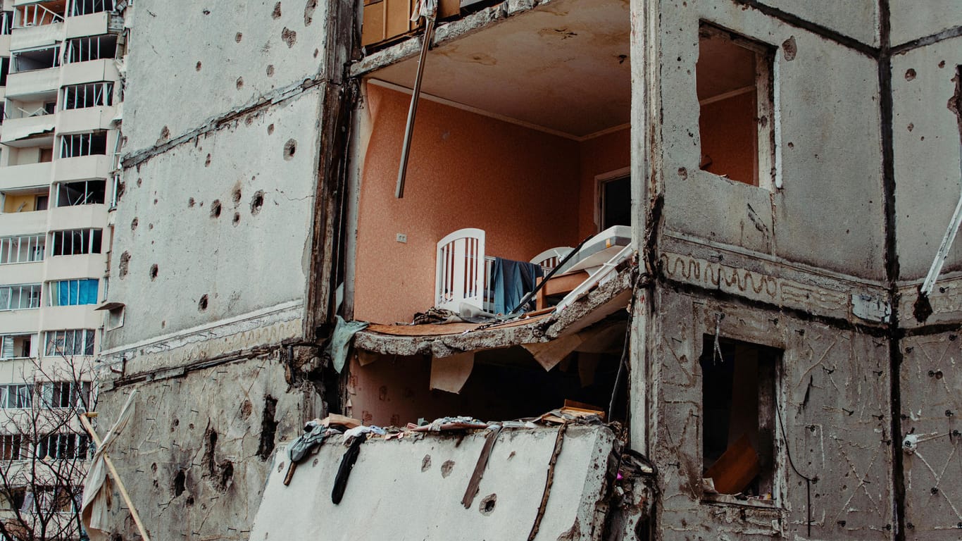 Blick auf ein Kinderbett in einer Wohnung in Tschernihiw, nachdem das Wohngebäude durch Beschuss beschädigt wurde. (Bild vom 8. März 2022)