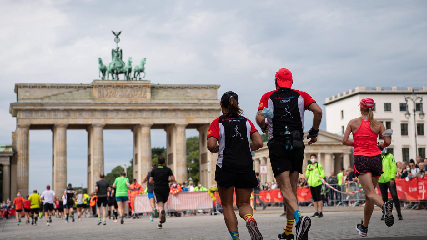 Halbmarathon in Berlin (Archivfoto): Wegen des Rennens am Sonntag werden zahlreiche Strecken für den Verkehr gesperrt.