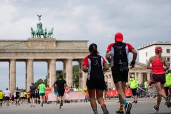 Halbmarathon in Berlin (Archivfoto): Wegen des Rennens am Sonntag werden zahlreiche Strecken für den Verkehr gesperrt.