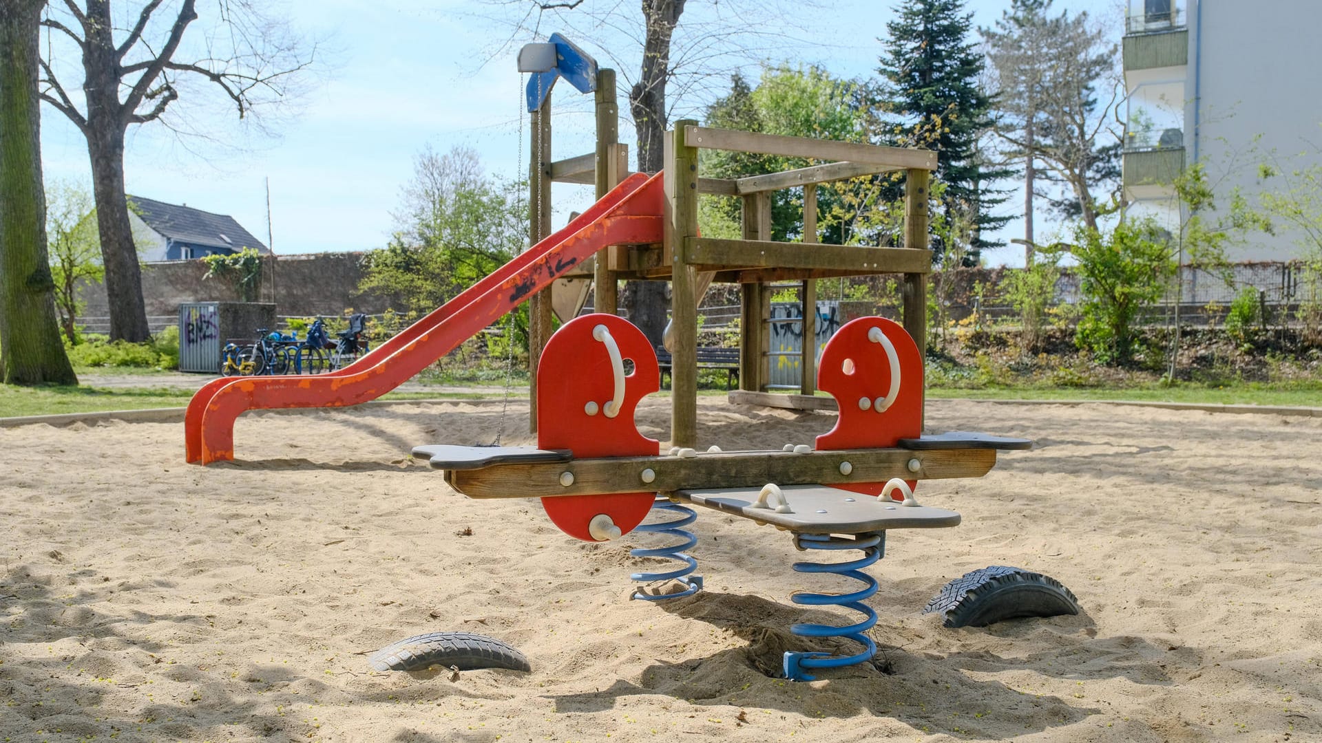 Ein Düsseldorfer Spielplatz (Archivbild): Da wo normalerweise Kinder Spaß haben, ist es am Montag gegen 16 Uhr offenbar zu einem körperlichen Angriff gekommen. Ein Düsseldorfer Spielplatz (Archivbild): Da wo normalerweise Kinder Spaß haben, ist es am Montag gegen 16 Uhr offenbar zu einem körperlichen Angriff gekommen.
