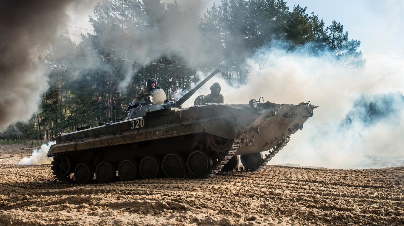 Panzer des Typs BMP-1 im Einsatz (Symbolbild): 56 Panzer gehen in die Ukraine.