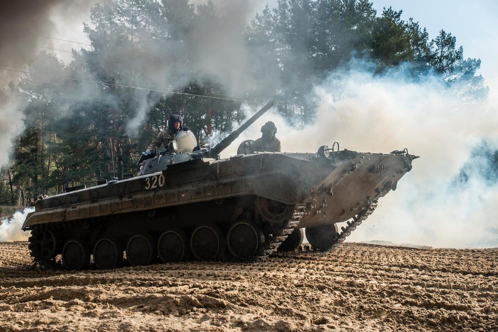 Panzer des Typs BMP-1 im Einsatz (Symbolbild): 56 Panzer gehen in die Ukraine.