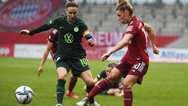 Linda Dallmann (r) spielt den Ball im Hinspiel vor der Wolfsburgerin Svenja Huth.