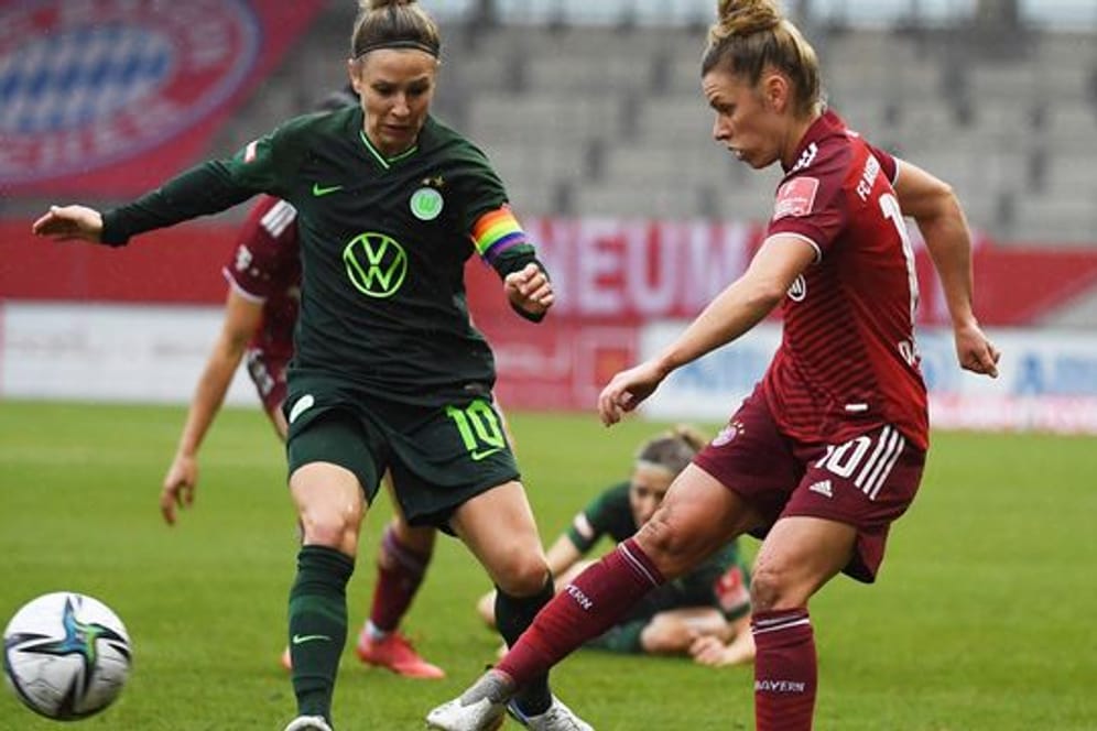 Linda Dallmann (r) spielt den Ball im Hinspiel vor der Wolfsburgerin Svenja Huth.