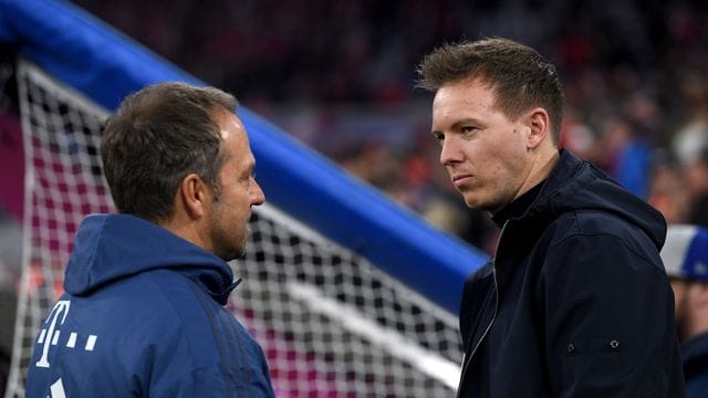 Julian Nagelsmann (r) ist beim FC Bayern Nachfolger von Hansi Flick.