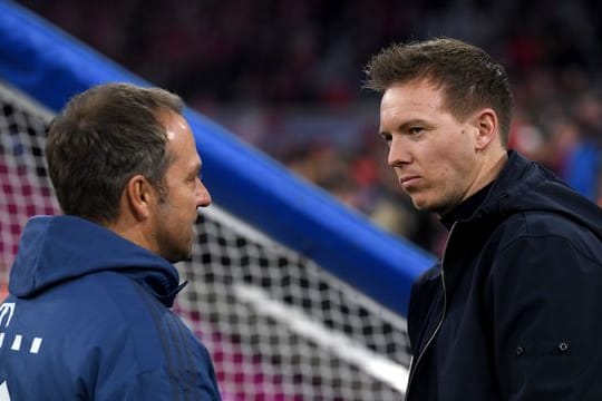 Julian Nagelsmann (r) ist beim FC Bayern Nachfolger von Hansi Flick.