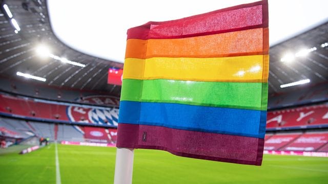 Die Regenbogenfahne steht weltweit als Symbol für die Akzeptanz sexueller und geschlechtlicher Vielfalt.