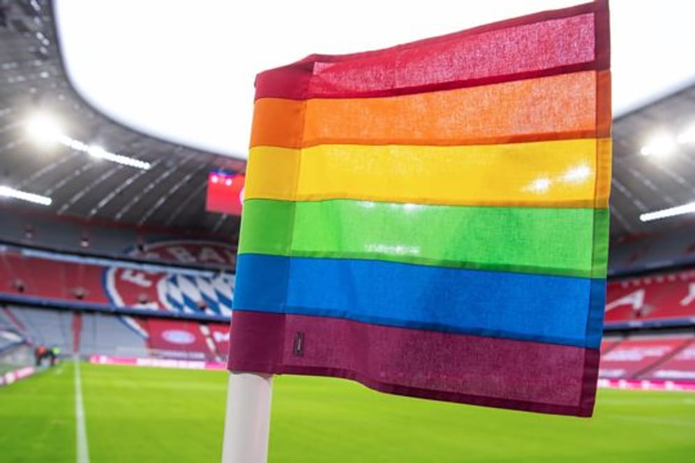 Die Regenbogenfahne steht weltweit als Symbol für die Akzeptanz sexueller und geschlechtlicher Vielfalt.