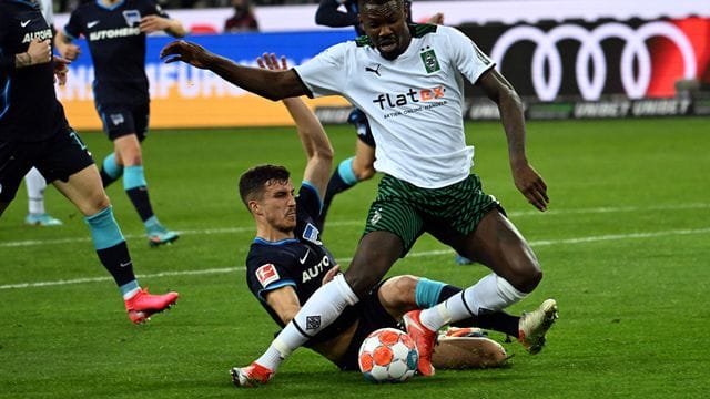 Marcus Thuram (r) wird den Gladbachern vorerst fehlen.