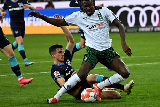 Marcus Thuram (r) wird den Gladbachern vorerst fehlen.