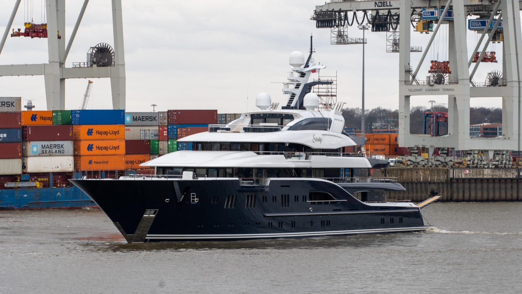 Megajacht im Hamburger Hafen: Die "Solandge", die dem russischen Oligarchen Suleiman Kerimow gehören soll, dreht Kreise im Hamburger Hafen. Megajacht im Hamburger Hafen: Die "Solandge", die dem russischen Oligarchen Suleiman Kerimow gehören soll, dreht Kreise im Hamburger Hafen.
