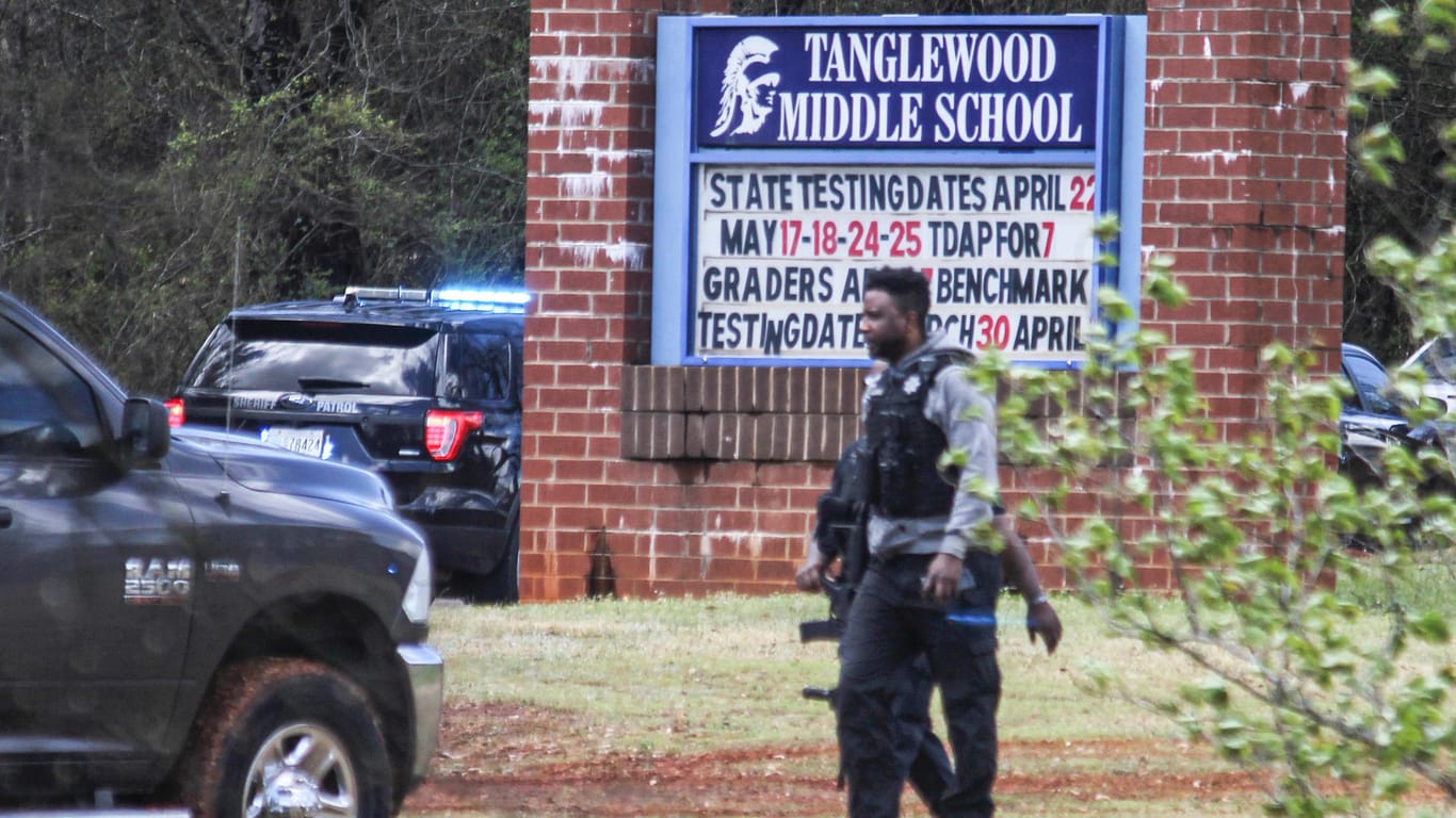 Polizist geht über das Gelände der Tanglewood Middle School: Ein 12-Jähriger hat einen Mitschüler erschossen.