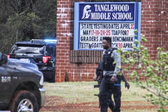 Polizist geht über das Gelände der Tanglewood Middle School: Ein 12-Jähriger hat einen Mitschüler erschossen.
