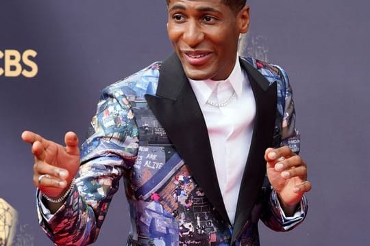 Jon Batiste geht mit elf Nominierungen ins Grammy-Rennen.