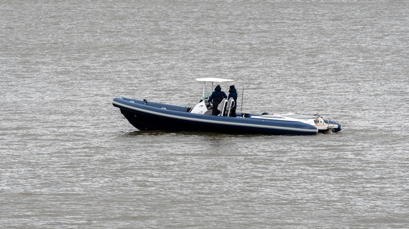 Beiboot der "Solandge" im Hafen: Die Megajacht dreht am Freitag Kreise.