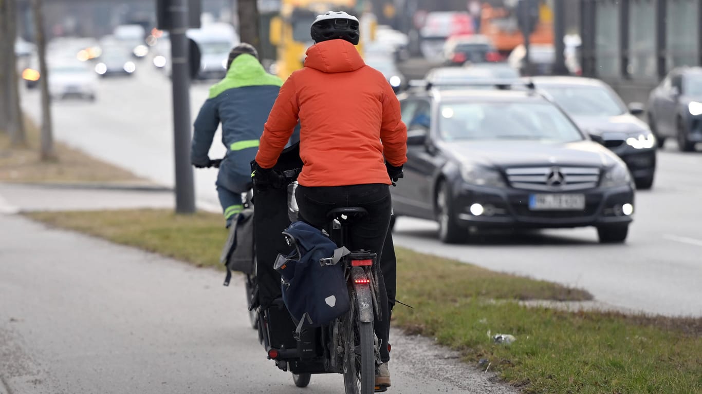 Radfahrer in München (Symbolbild): München soll einen Altstadtring für Fahrradfahrer bekommen. Die Umsetzung zieht sich jedoch in die Länge.
