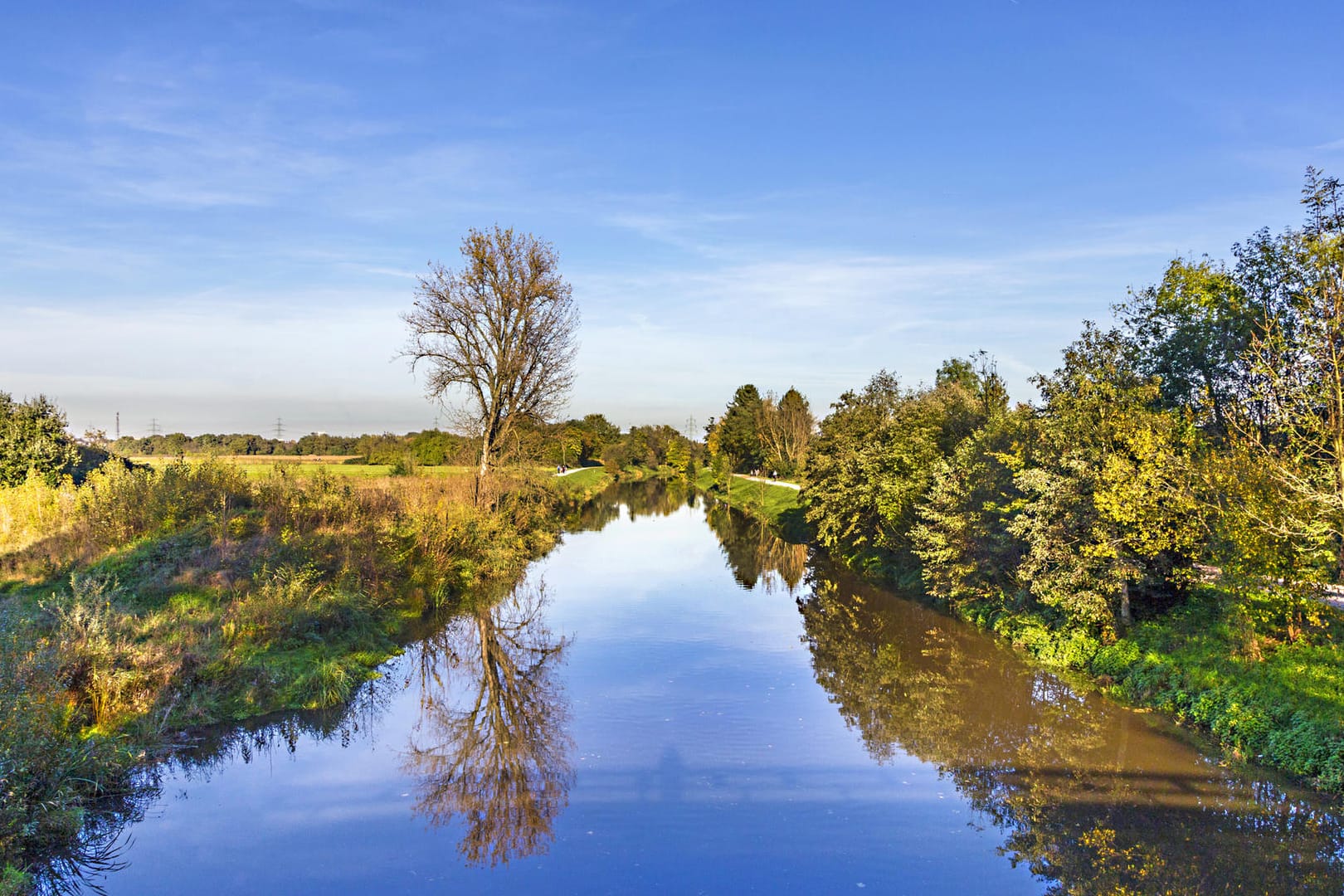 Der Fluss Nidda bei Frankfurt (Symbolbild): Die Strecke eignet sich gut für eine Radtour mit der Familie.