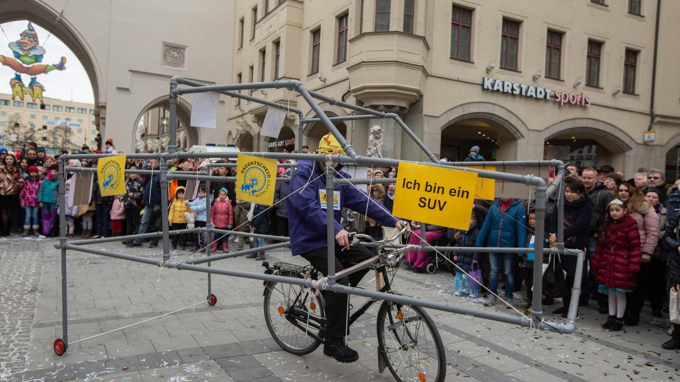 Aktivist vom Radentscheid München mit Protest gegen SUVs (Archivbild): De Umsetzung dauert den Aktivisten zu lange.