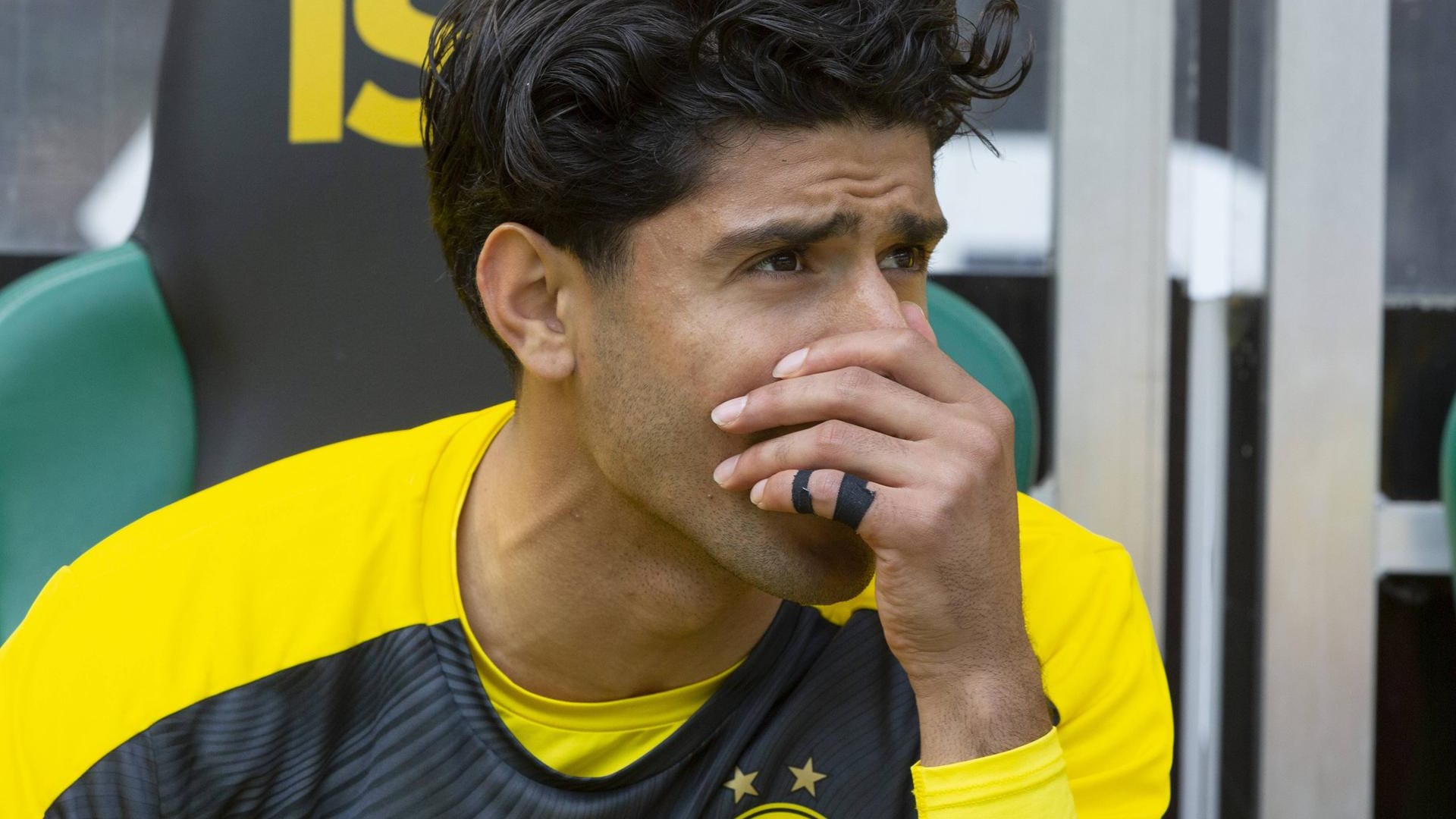 Mo Dahoud auf der Reservebank (Archivbild): Zunächst kam er beim BVB nicht über die Reservistenrolle hinaus.