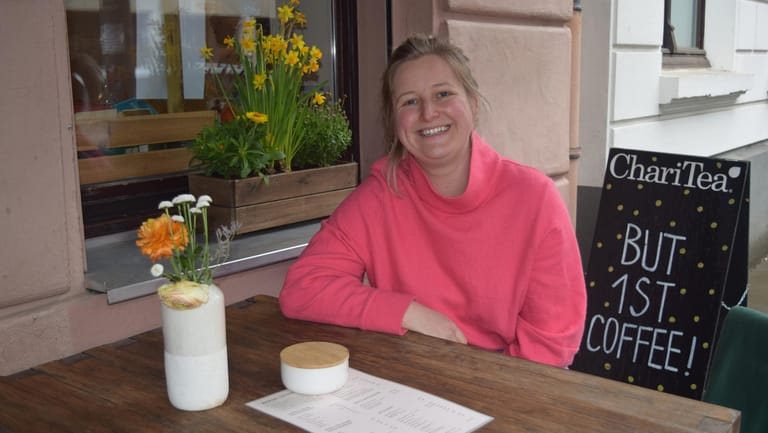 Miriam Caspers ist Inhaberin eines Cafés und empfindet es als Erleichterung, keine 3G-Regeln mehr kontrollieren zu müssen.