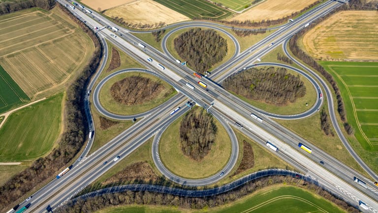 Autobahnkreuz mit Verkehr (Symbolbild): Am Wochenende wird die A6 streckenweise gesperrt.