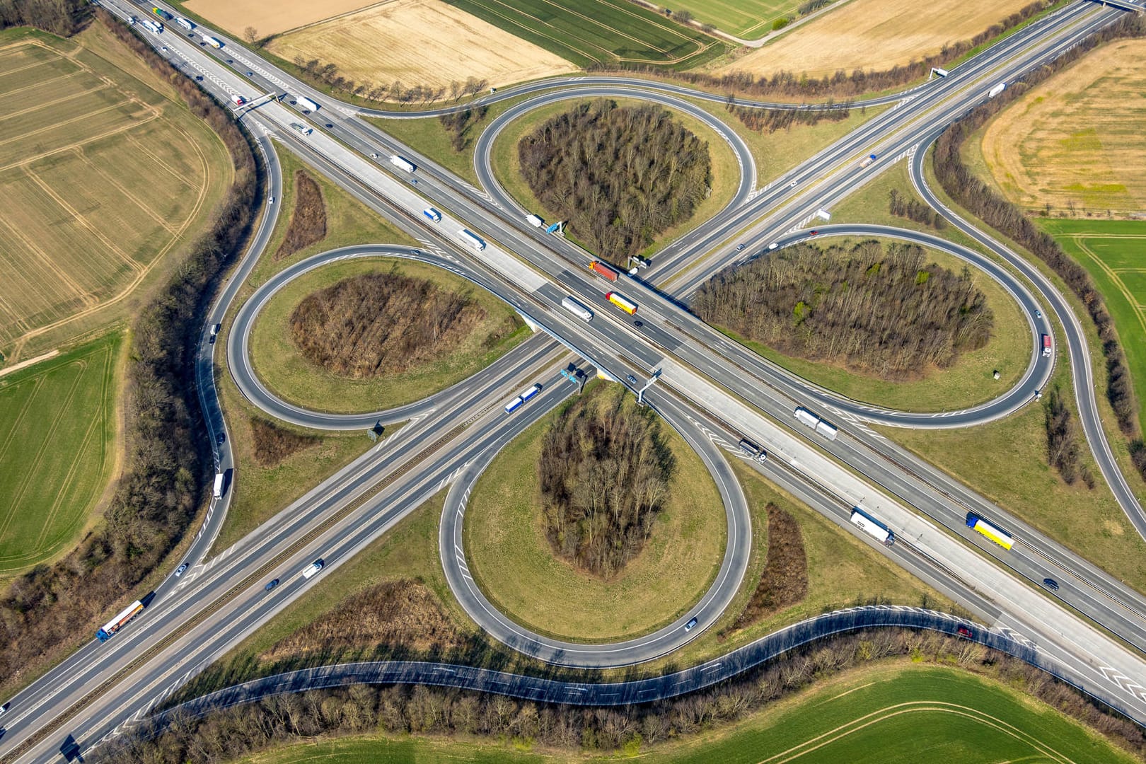 Autobahnkreuz mit Verkehr (Symbolbild): Am Wochenende wird die A6 streckenweise gesperrt.