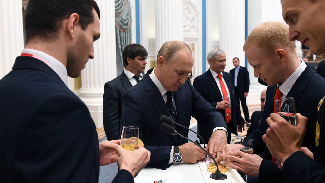 Putin im Kreise russischer Sportler im September 2020: Plötzlich soll Putin den Raum verlassen und sich in Isolation begeben haben.