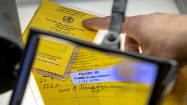 Echt oder eine Fälschung? Ein Impfpass wird unter die Lupe genommen. Echt oder eine Fälschung? Ein Impfpass wird unter die Lupe genommen.