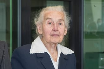 Ursula Haverbeck im Gerichtssaal (Archivbild): Es ist nicht das erste Mal, dass die in Neonazi-Kreisen prominente Holocaustleugnerin vor Gericht steht.