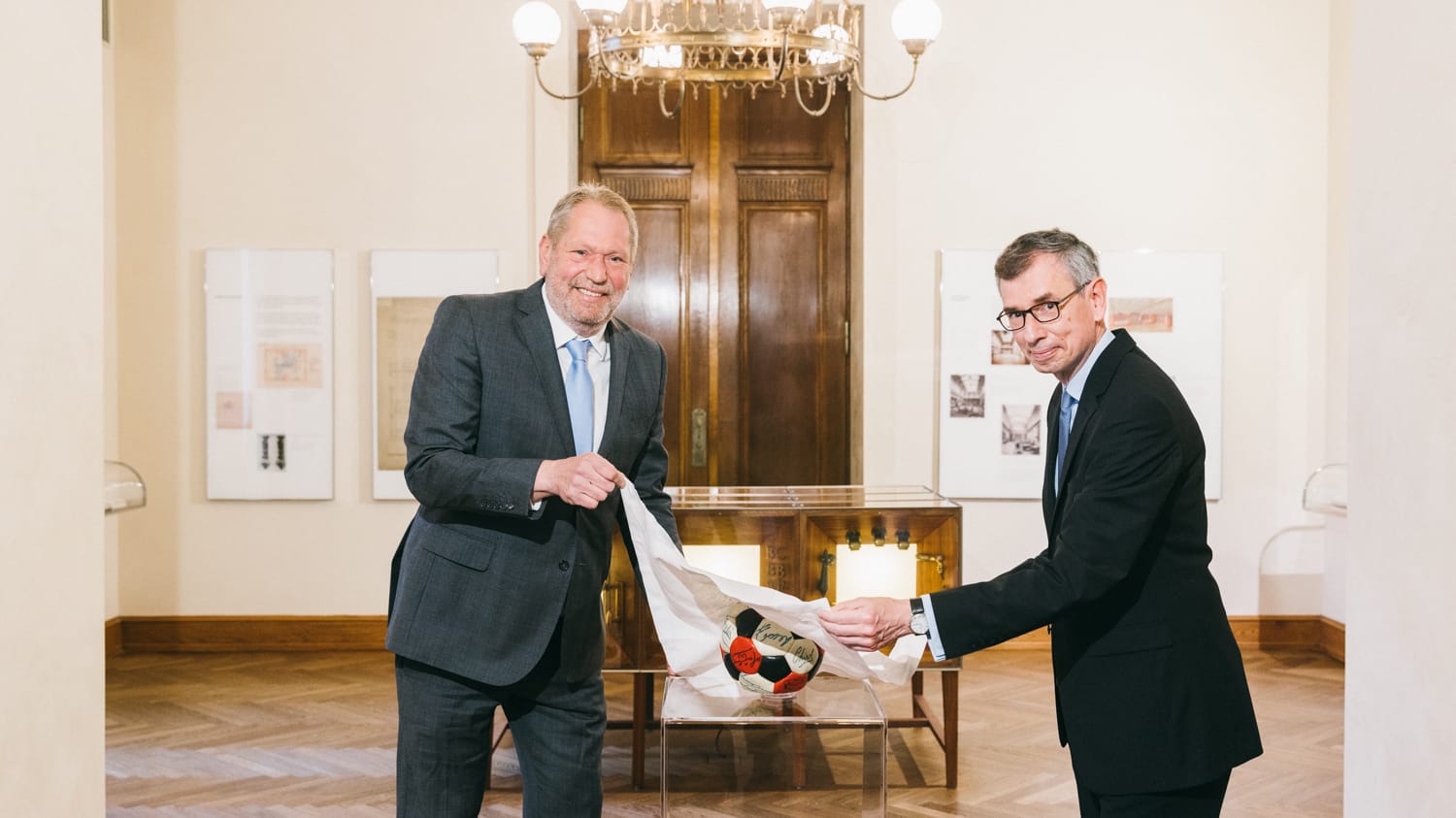 Polizeipräsident Frank Richter und der Leiter des Historischen Archivs Krupp Prof. Dr. Ralf Stremmel: Das Deutsche Fußballmuseum in Dortmund bestätigte die Echtheit des Balles.