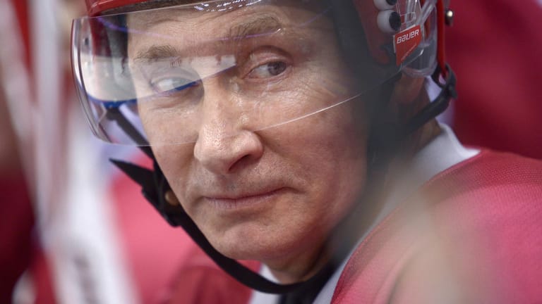 Kremlchef Wladimir Putin bei einem Spiel gegen ehemalige Eishockey-Stars 2014 in Sotschi: "Putin konnte einige Zeit nicht einmal auf den Beinen stehen."
