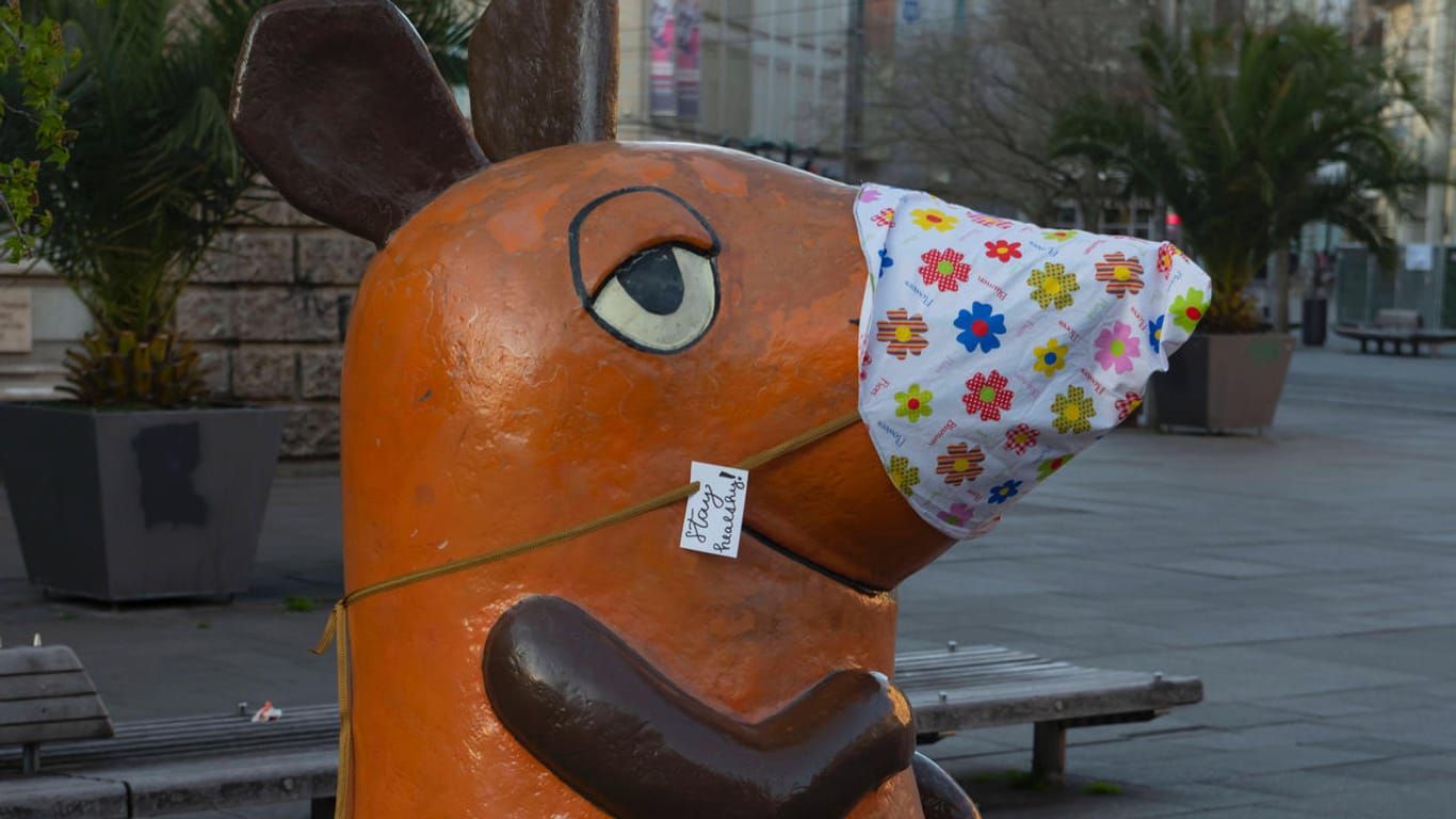 Die Maus mit Maske (Symbolfoto): Ab Sonntag kommen auch in Köln weitreichende Lockerungen der Corona-Regeln, Masken müssen dann nur noch an ausgewählten Orten getragen werden.