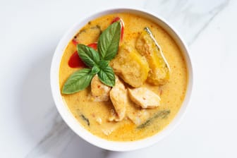 Kokos-Curry: Eintöpfe lassen sich beliebig variieren. Statt Hühnerfleisch passen auch Garnelen zu Kokosmilch und Co.