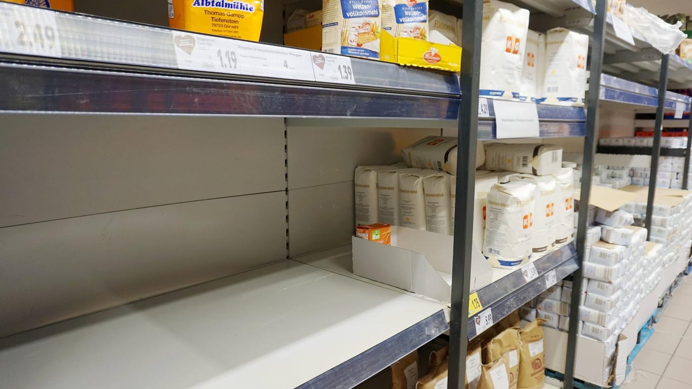 Hamsterkäufe und steigende Preise: In Krisenzeiten werden einige Lebensmittel wie Mehl und Öl wieder häufiger gekauft.