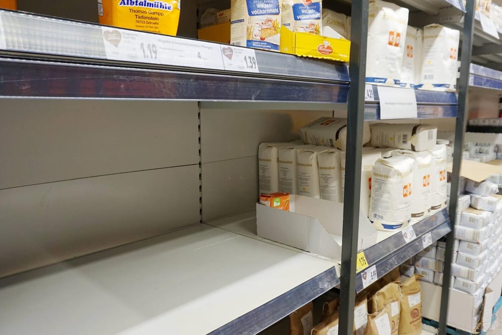 Hamsterkäufe und steigende Preise: In Krisenzeiten werden einige Lebensmittel wie Mehl und Öl wieder häufiger gekauft.