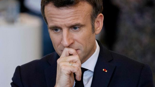 Emmanuel Macron, Präsident von Frankreich, hält bei einer Wahlkampfveranstaltung im Südwesten von Frankreich im Palais Beaumont inne.