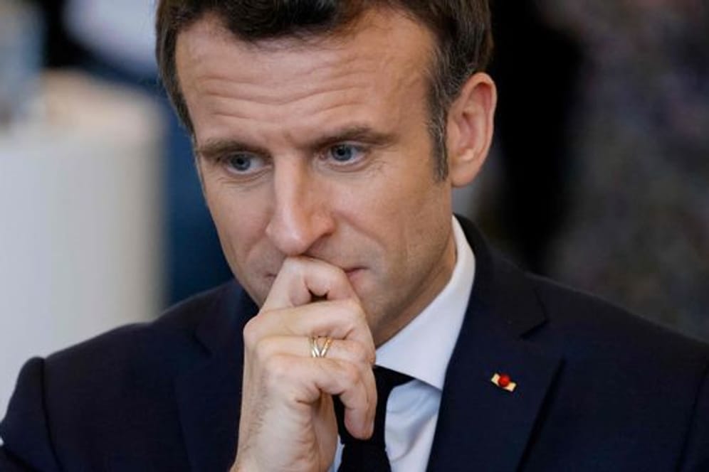Emmanuel Macron, Präsident von Frankreich, hält bei einer Wahlkampfveranstaltung im Südwesten von Frankreich im Palais Beaumont inne.