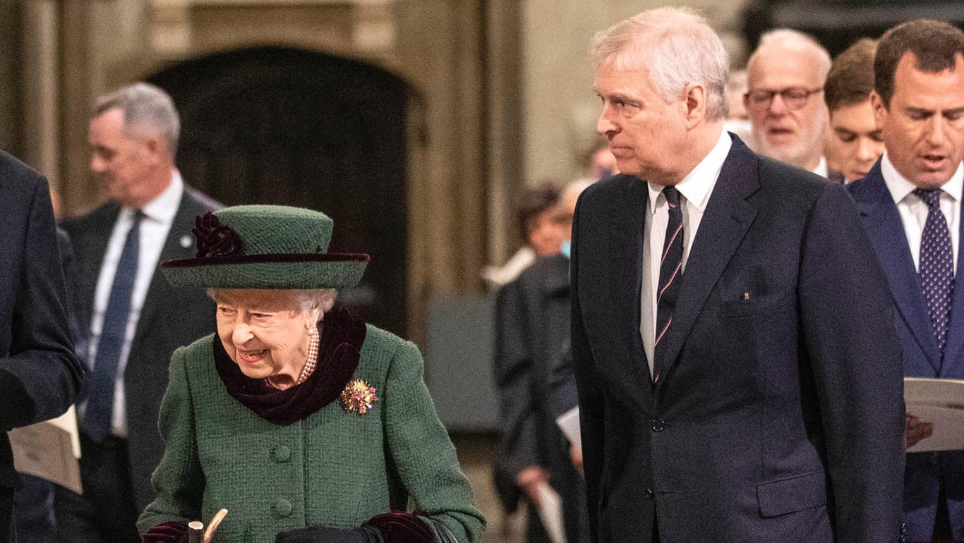 Queen Elizabeth II. und Prinz Andrew: Die Royals kamen gemeinsam zur Gedenkfeier für Prinz Philip.