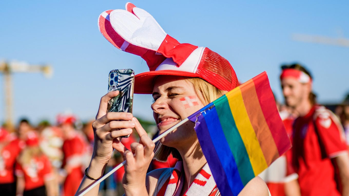 Fans mit Regenbogenfahne: Solche Bilder, wie hier von der EM 2020, wird man in Katar wohl weniger sehen.