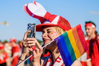 Fans mit Regenbogenfahne: Solche Bilder, wie hier von der EM 2020, wird man in Katar wohl weniger sehen.