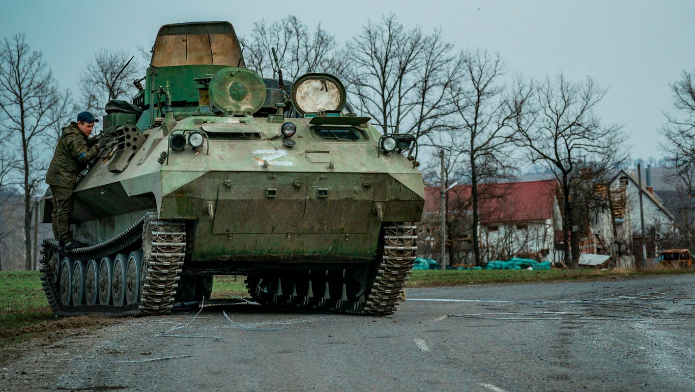 Russischer Panzer am Stadtrand von Charkiw: Die Soldaten treffen in der umkämpften Stadt inmitten von Wohngebieten aufeinander.