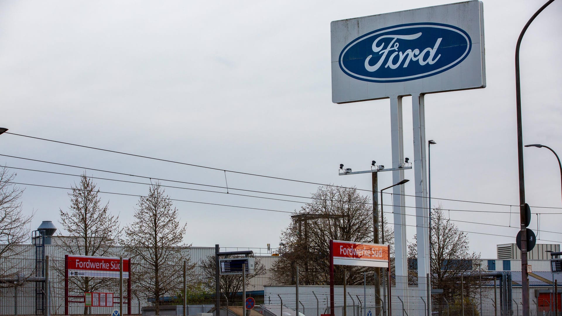 Firmenschild der Fordwerke in Köln (Symbolbild): Die Produktion wir vorerst heruntergefahren. Firmenschild der Fordwerke in Köln (Symbolbild): Die Produktion wir vorerst heruntergefahren.