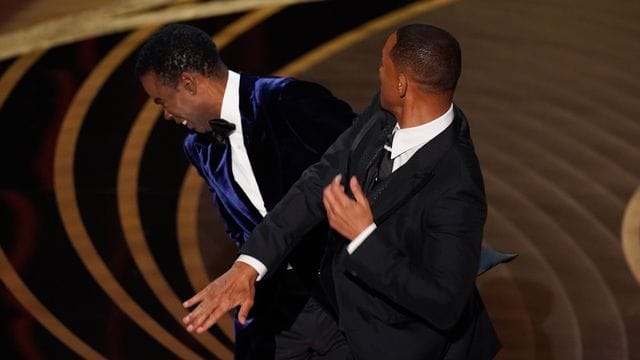 Will Smith gibt Chris Rock eine schallende Ohrfeige.