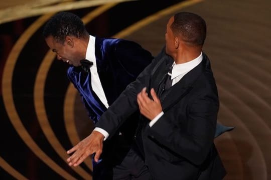 Will Smith gibt Chris Rock eine schallende Ohrfeige.