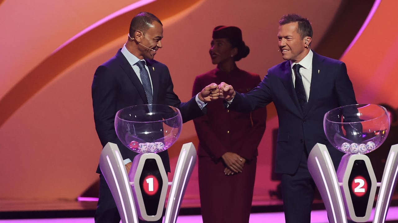 Auslosung der Vorrunde in Doha. Die beiden Losfeen Cafu (l.) und Lothar Matthäus kommen zu Beginn der Auslosung in den Saal.