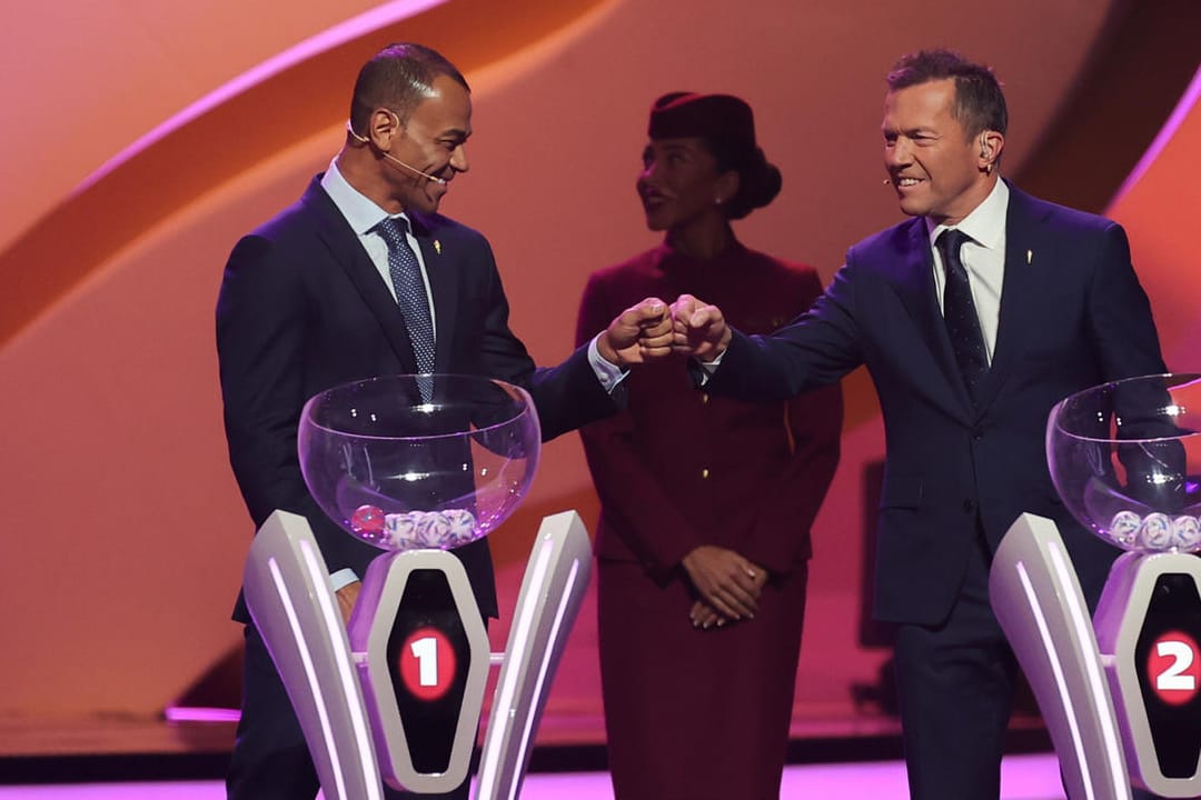 Auslosung der Vorrunde in Doha. Die beiden Losfeen Cafu (l.) und Lothar Matthäus kommen zu Beginn der Auslosung in den Saal.